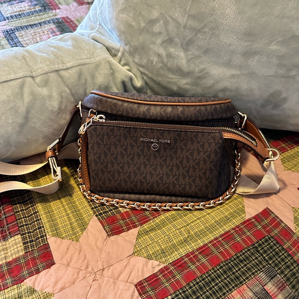 Michael Kors Slater Medium Logo Sling Pack